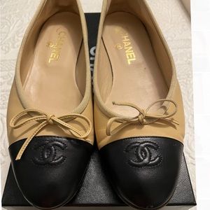 CHANEL lamb skin CC beige and black ballet flats
